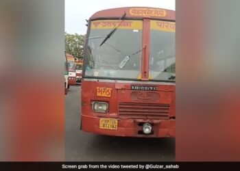 Bus Driver Jugaad Of Bottle Wiper For Windshield Which He Moves Manually With A Rope In UP Roadways See Viral Video