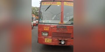 Bus Driver Jugaad Of Bottle Wiper For Windshield Which He Moves Manually With A Rope In UP Roadways See Viral Video