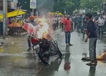 A Moving Bike Caught Fire In Hardoi Uttar Pradesh Watch Video