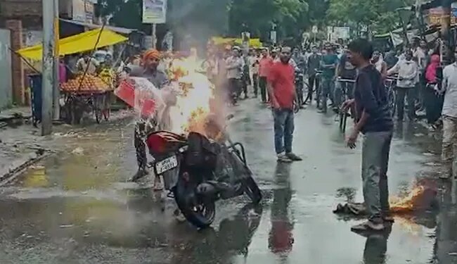 A Moving Bike Caught Fire In Hardoi Uttar Pradesh Watch Video