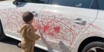 Viral Video Kid Scribbles On A Car With Lipstick Leaves Internet In Splits – बच्चे ने लिपस्टिक से कार पर दिखाई ऐसी कलाकारी, वायरल हो रहा है ये वीडियो