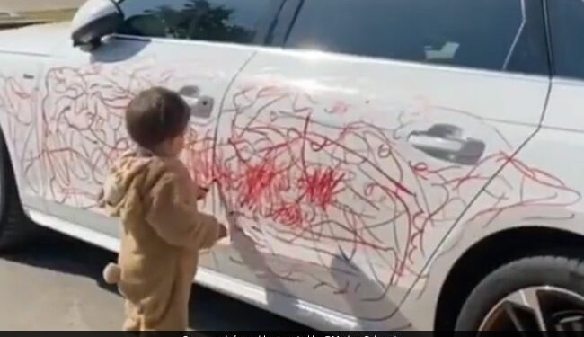 Viral Video Kid Scribbles On A Car With Lipstick Leaves Internet In Splits – बच्चे ने लिपस्टिक से कार पर दिखाई ऐसी कलाकारी, वायरल हो रहा है ये वीडियो