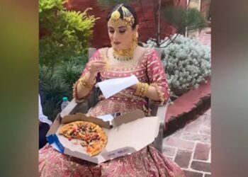 The Video Of The Bride Enjoying Pizza On The Occasion Of The Wedding Went Viral, People Said – Who Eats At Her Wedding? – शादी के मौके पर पिज्जा का आनंद लेते हुए दुल्हन का वीडियो हुआ वायरल, लोगों ने कहा