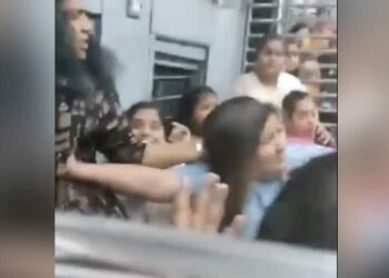 A Massive Fight Broke Out Between Few Women Inside A #ocal Train Running Between Thane And Panvel – ट्रेन के अंदर महिलाओं ने की आपस में लड़ाई, लोगों ने कहा