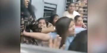 A Massive Fight Broke Out Between Few Women Inside A #ocal Train Running Between Thane And Panvel – ट्रेन के अंदर महिलाओं ने की आपस में लड़ाई, लोगों ने कहा