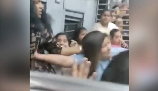 A Massive Fight Broke Out Between Few Women Inside A #ocal Train Running Between Thane And Panvel – ट्रेन के अंदर महिलाओं ने की आपस में लड़ाई, लोगों ने कहा
