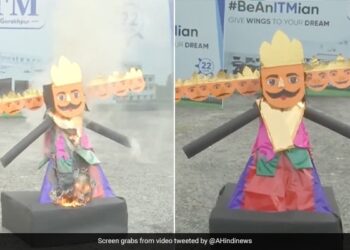 Students Find Smart Way To Burn Ravana Effigy Using Mobile Phone In UP Watch Viral Video – मोबाइल का एक बटन दबाते ही जलने लगेगा रावण का पुतला, छात्रों ने खोजा ‘स्मार्ट तरीका’