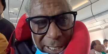 Actor Ashish Vidyarthi Described Himself As A Junk Man In The Flight, The Video Is Going Viral On Social Media