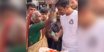 IAS Officer Shares Video Of Blogger Who Helped Ragpicker Elderly Woman To Start New Life Goes Viral