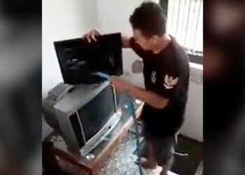 Man Seen Washing Tv And Computer Screen With Water Funny Video Goes Viral On Social Media