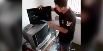Man Seen Washing Tv And Computer Screen With Water Funny Video Goes Viral On Social Media