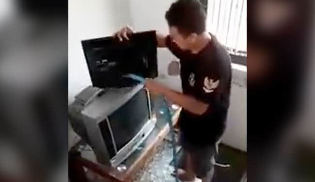Man Seen Washing Tv And Computer Screen With Water Funny Video Goes Viral On Social Media