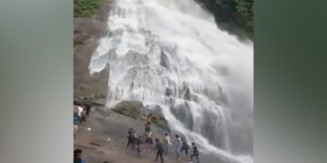A Sudden Flash Flood Surprised Visitors At A Waterfall | Due To Heavy Rain Flood Came On The Waterfall Video