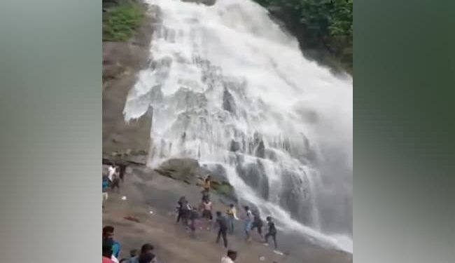 A Sudden Flash Flood Surprised Visitors At A Waterfall | Due To Heavy Rain Flood Came On The Waterfall Video