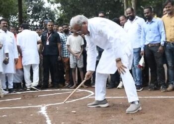 Chhattisgarh CM Bhupesh Baghel Played Gilli Stick, People Said – Chhattisgarhia Is Good – छत्तीसगढ़ के CM भूपेश बघेल ने खेला गिल्ली डंडा, लोगों ने कहा
