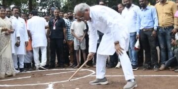 Chhattisgarh CM Bhupesh Baghel Played Gilli Stick, People Said – Chhattisgarhia Is Good – छत्तीसगढ़ के CM भूपेश बघेल ने खेला गिल्ली डंडा, लोगों ने कहा