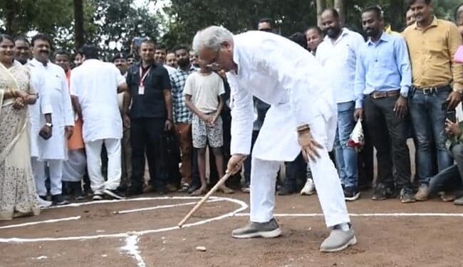 Chhattisgarh CM Bhupesh Baghel Played Gilli Stick, People Said – Chhattisgarhia Is Good – छत्तीसगढ़ के CM भूपेश बघेल ने खेला गिल्ली डंडा, लोगों ने कहा
