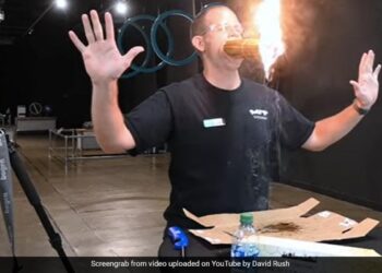 Viral Video Of Burning Candles In Mouth This Is How This US Man Set The Guinness World Record – Viral Video: जलती हुई 150 मोमबत्ती मुंह से पकड़ीं…इस अमेरिकी ने ऐसे बनाया ये Guinness World Record