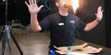 Viral Video Of Burning Candles In Mouth This Is How This US Man Set The Guinness World Record – Viral Video: जलती हुई 150 मोमबत्ती मुंह से पकड़ीं…इस अमेरिकी ने ऐसे बनाया ये Guinness World Record