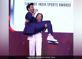 Weightlifter Mirabai Chanu Lifted The Actor In Her Arms, People Said – This Is Woman Power! – वेटलिफ्टर मीराबाई चानू ने एक्टर को गोद में उठा लिया, लोगों ने कहा