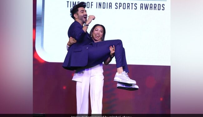 Weightlifter Mirabai Chanu Lifted The Actor In Her Arms, People Said – This Is Woman Power! – वेटलिफ्टर मीराबाई चानू ने एक्टर को गोद में उठा लिया, लोगों ने कहा