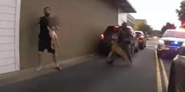 Dramatic Video Of Boyfriend Using Girlfriends Baby As Human Shield After Abducting Police Controls Him With Force – Video : Boyfriend ने बच्चे का किया अपहरण, पुलिस के करंट, कुत्ते से आया काबू…Girlfriend ने की थी शिकायत