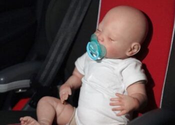 To Save The Life Of The Baby, The Police Broke The Window Of The Car, But People Were Surprised To Take It In Their Lap