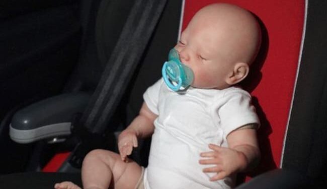 To Save The Life Of The Baby, The Police Broke The Window Of The Car, But People Were Surprised To Take It In Their Lap