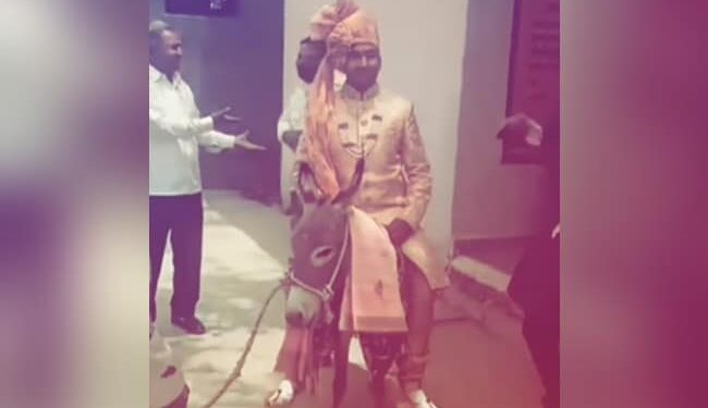 Dulhe Ka Funny Video: Desi Groom Sitting On Donkey For Baraat Video Goes Viral On Social Media