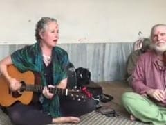 Viral Video Of Foreign Singer Sang Hanuman Chalisa: Foreigner Singing Religious Hanuman Chalisa Lord Hanuman Devotees