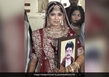 पापा नहीं रहे, एक हाथ में उनकी तस्वीर और दूसरे हाथ में दादा का हाथ पकड़ मंडप में पहुंची दुल्हन