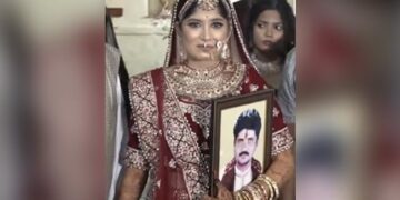पापा नहीं रहे, एक हाथ में उनकी तस्वीर और दूसरे हाथ में दादा का हाथ पकड़ मंडप में पहुंची दुल्हन