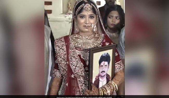 पापा नहीं रहे, एक हाथ में उनकी तस्वीर और दूसरे हाथ में दादा का हाथ पकड़ मंडप में पहुंची दुल्हन