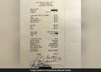 The Person Ate 2800 Food In The Restaurant, Gave A Tip Of 12 Lakhs To The Waiter, Said – Do Not Spend Together – रेस्तरां में शख्स ने खाया 2800 का खाना, वेटर को दी 12 लाख की टिप, कहा