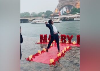 Man Proposes To Girlfriend In Front Of Eiffel Tower While Dancing To SRKs Koi Mil Gaya