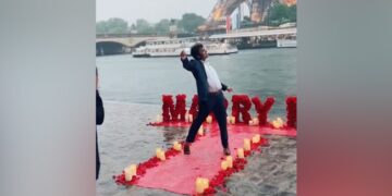 Man Proposes To Girlfriend In Front Of Eiffel Tower While Dancing To SRKs Koi Mil Gaya