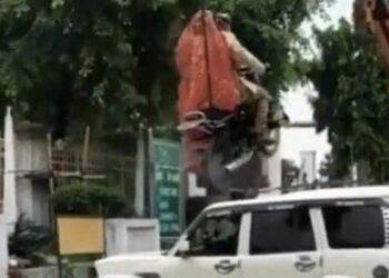 Bride Groom Video: Groom Stunt With Bride On The Bike | Couple Performs Bike Stunt For Pre Wedding Shoot