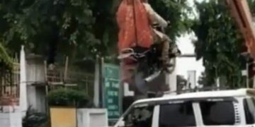 Bride Groom Video: Groom Stunt With Bride On The Bike | Couple Performs Bike Stunt For Pre Wedding Shoot