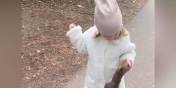The Squirrel Ran Away After Kissing The Little Girl, People Said – Love Is Priceless, It Is A Game Of Emotions – छोटी बच्ची को Kiss कर भाग गई गिलहरी है, लोगों ने कहा