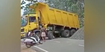 Scooty Girl Viral Video: Video Of Girl Colliding With Truck Parked On Road Goes Viral On Social Media