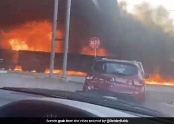 Viral Video Of Massive Fire As Passing Train Hits Oil Tanker Car Drivers Stunned – Viral Video : आग के दरिया से गुज़री मालगाड़ी…तेल टैंकर से भिड़ंत के बाद हुआ भीषण हादसा