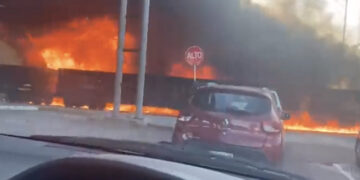 Viral Video Of Massive Fire As Passing Train Hits Oil Tanker Car Drivers Stunned – Viral Video : आग के दरिया से गुज़री मालगाड़ी…तेल टैंकर से भिड़ंत के बाद हुआ भीषण हादसा