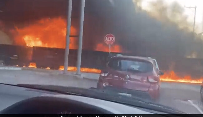 Viral Video Of Massive Fire As Passing Train Hits Oil Tanker Car Drivers Stunned – Viral Video : आग के दरिया से गुज़री मालगाड़ी…तेल टैंकर से भिड़ंत के बाद हुआ भीषण हादसा