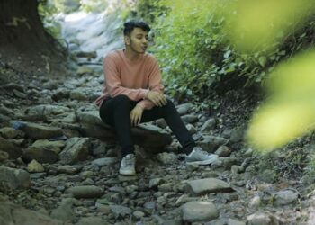 Singer And Writer Dev Abohari Has Made His Own On Social Media At The Age Of 17