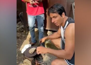 Sonu Sood Made Bread For The Guard, Watching The Video, People Said – Sir, You Have Won The Heart! – सोनू सूद ने गार्ड के लिए बनाई रोटी, वीडियो देख लोगों ने कहा