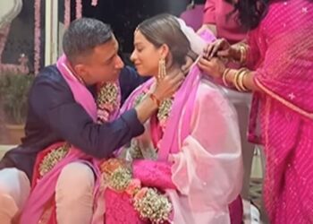 Bride Groom Video Dulha Dulhan Ka Video: Bride Fall In Love With Her Husband And Kissed Video Viral On Social Media Dulhan Ka Video