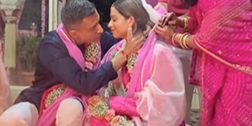 Bride Groom Video Dulha Dulhan Ka Video: Bride Fall In Love With Her Husband And Kissed Video Viral On Social Media Dulhan Ka Video
