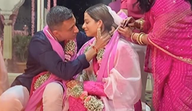 Bride Groom Video Dulha Dulhan Ka Video: Bride Fall In Love With Her Husband And Kissed Video Viral On Social Media Dulhan Ka Video