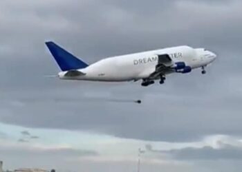 Cargo Plane Plunges After Its Wheel Falls Off During Takeoff | Boeing Dreamlifter Planes 100kg Wheel Falls Off During Take Off In Italy