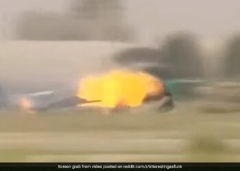 Viral Video Of Pilot Ejecting Moments Before Fighter Jet Crash In 2009 Surfacing Again – Viral Video : लड़ाकू विमान के पायलट की जांबाज़ी…आखिरी समय पर बची जान, फिर छाया इंटरनेट पर पुराना वीडियो